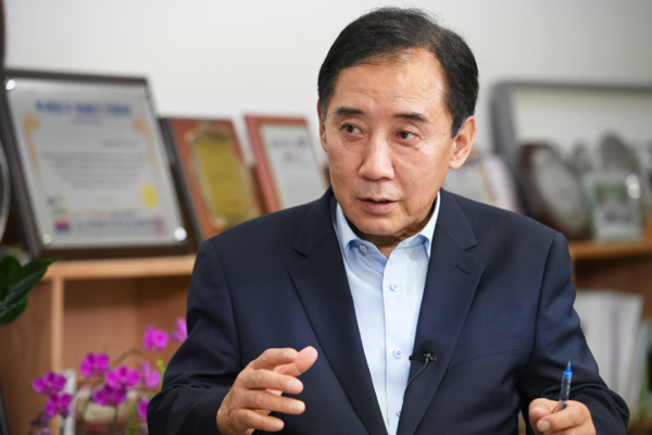 오는 7월 취임 2주년을 맞는 박윤국 포천시장은 25일 포천시청 유튜브채널을 통해 악순환 되고 있는 석탄발전소에 대한 대응과 코로나이후 시대의 비전을 밝혔다.
