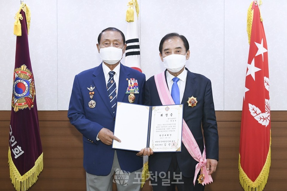 박윤국 포천시장이 13일 제69회 재향군인의 날을 맞아 김진호 대한민국 재향군인회장으로부터 향군대휘장을 수상했다.